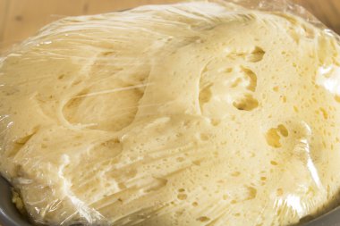 Folyo altında yetişen hamur