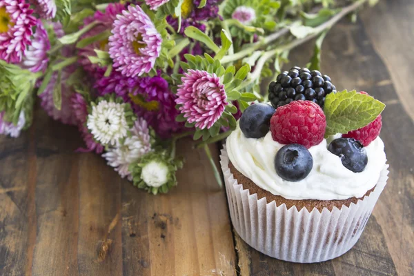 Délicieux gâteau aux fruits et fleurs — Photo