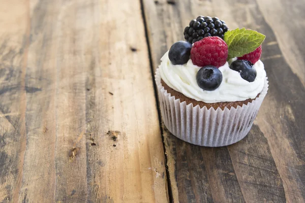 Un délicieux gâteau solitaire sur une table en bois rustique . — Photo