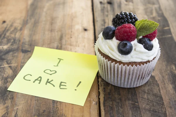 Délicieux Cupcake avec papier peint "I Love Cake" — Photo
