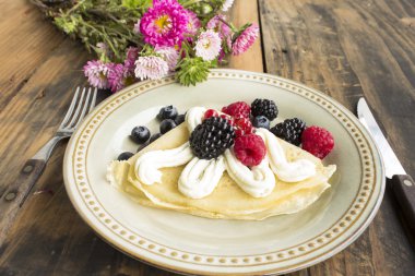 Krep çilek ve krema ile