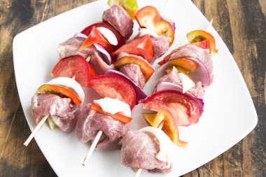 Domuz eti ve sebze, işlenmemiş şişleri