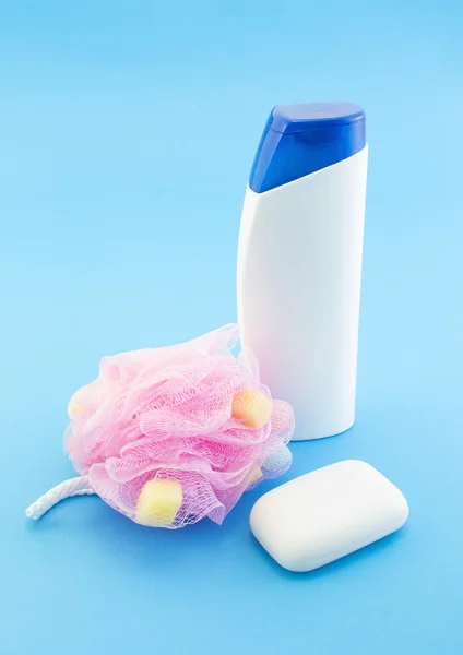 Puff de banho rosa, sabão e xampu — Fotografia de Stock