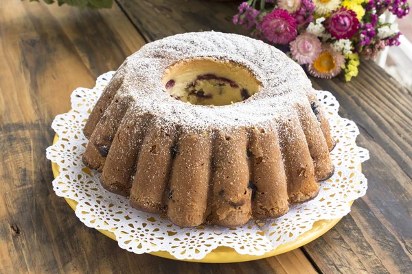 Kugelhopf mit Beeren auf rustikalem Holztisch — Stockfoto