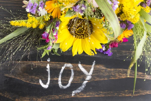 Alegría con flores de verano sobre un fondo rústico de madera — Foto de Stock