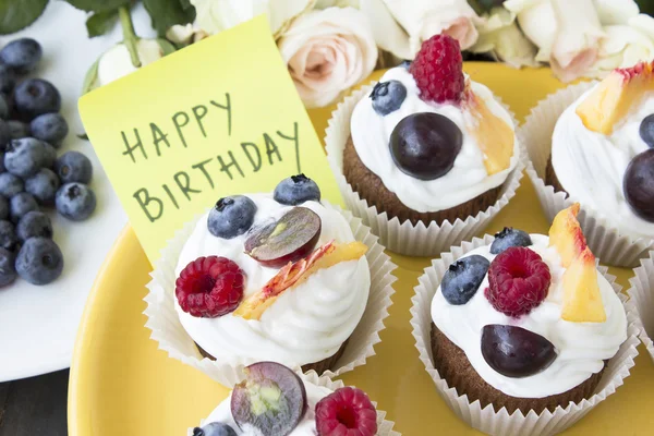 Gâteaux aux fruits rafraîchissants avec papier peint "Joyeux anniversaire" — Photo