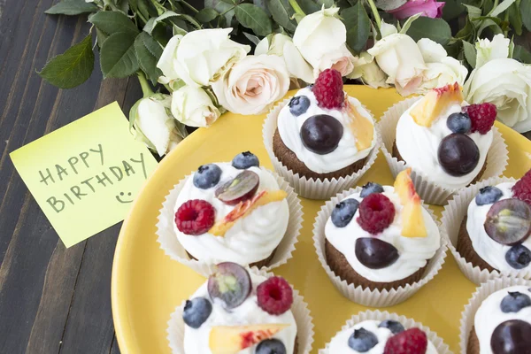 Gâteaux aux fruits rafraîchissants avec papier peint "Joyeux anniversaire" — Photo