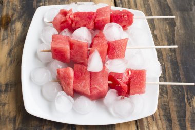 Karpuz buzlu canlandırıcı şişleri