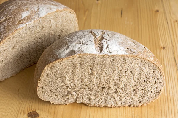 Çavdar ekmeği tahta masada — Stok fotoğraf