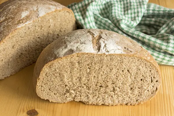 Ahşap bir masa üzerinde çavdar ekmeği — Stok fotoğraf