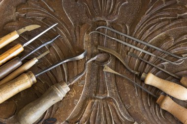 Oyulmuş bir tahta üzerine oyma için Araçlar