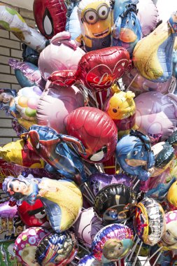 Gelen çocuk çizgi film karakterleri ile renkli balonlar