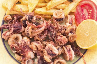 Kızarmış kalamar patates kızartması ile