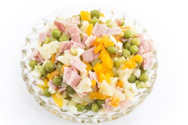 Bir cam kabın içinde Rus salatası