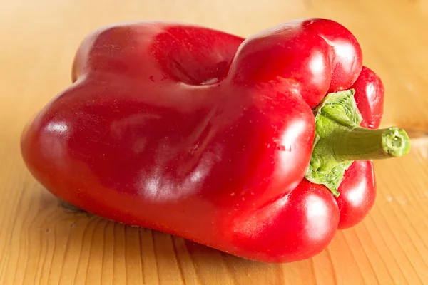 Paprika auf dem Plankentisch — Stockfoto