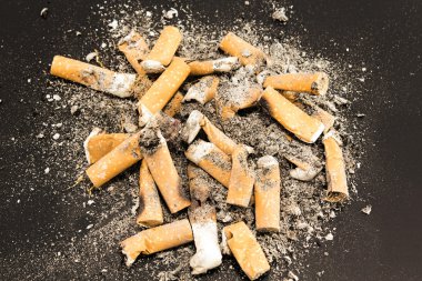 Siyah bir arka plan üzerinde izole sigara izmaritleri