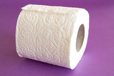 Mor bir arka plan üzerinde rulo tuvalet kağıdı