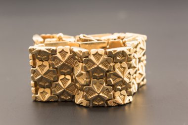 Gri izole altın bileklik