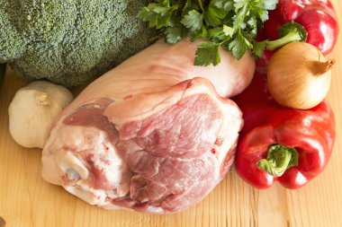 Domuz knuckle ve sebze tahta masada