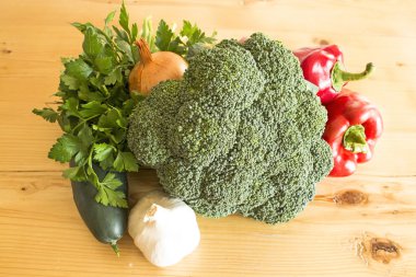 Tahta masada taze sebze