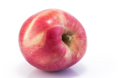 Olgun elma üzerine beyaz izole