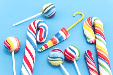 Mavi bir arka plan üzerinde Vintage lolipop