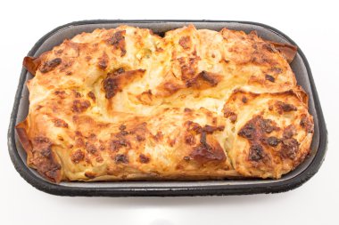 Geleneksel Sırp peynirli turta gibanica