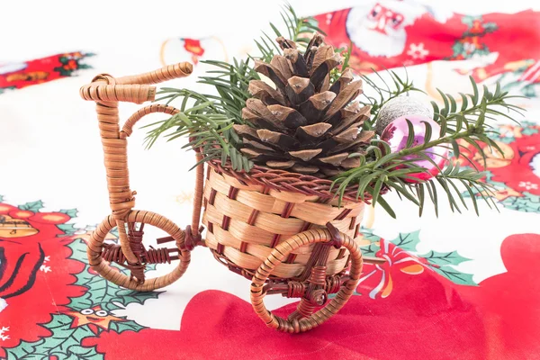 Weihnachtsdekoration mit Tannenzapfen und Dreirad — Stockfoto