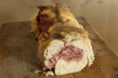 Rulo tavuk jambon ve peynir ile doldurulmuş