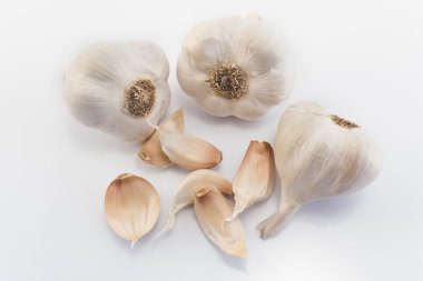 Sarımsak ampuller ve karanfil, beyaz izole