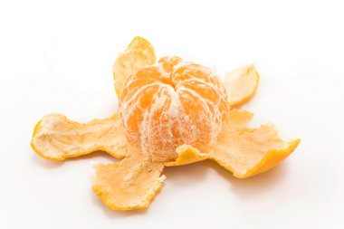 Beyaz arkaplanda soyulmuş mandalina