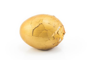 Beyaz bir arka plan üzerinde kırık altın yumurta