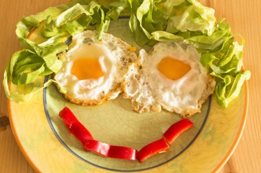 Gülen kahvaltı yumurta ve marul