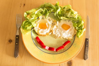 Gülen kahvaltı yumurta ve marul