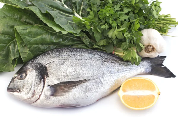 Dorata di pesce con bietola svizzera, prezzemolo, aglio e limone — Foto Stock