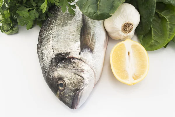 Dorata di pesce con bietola svizzera, prezzemolo, aglio e limone — Foto Stock