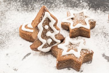 Gingerbread çerezleri pudra şekeri serpin