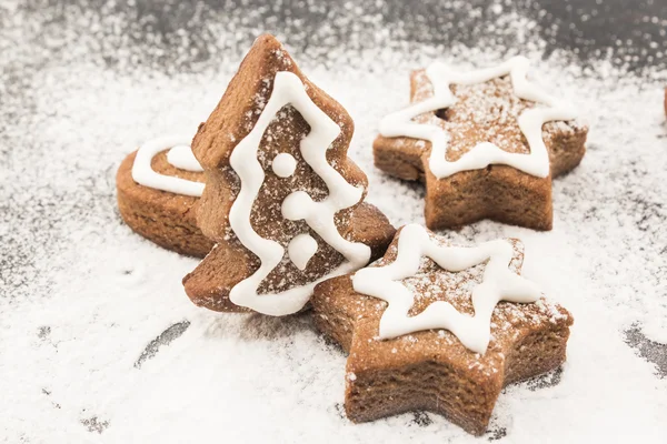 Gingerbread çerezleri pudra şekeri serpin