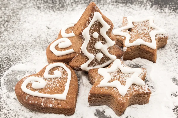 Gingerbread çerezleri pudra şekeri serpin