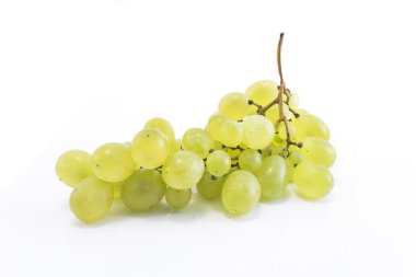 Beyazlar üzerinde yeşil üzümler.