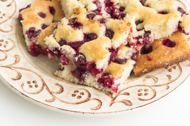 Bir plaka üzerinde ev yapımı kiraz kek