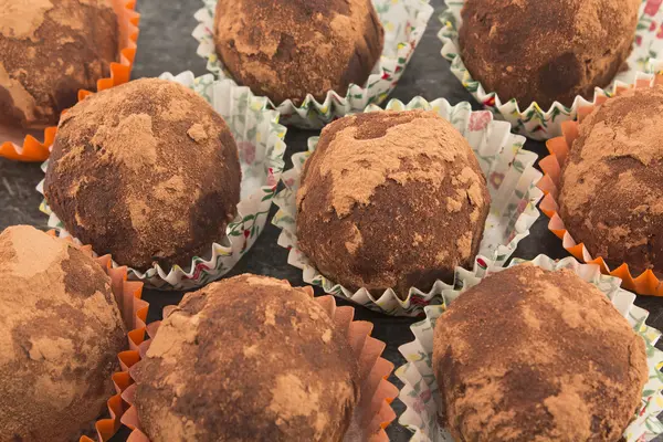 Trufa de bolas de chocolate con ron y pasas — Foto de Stock