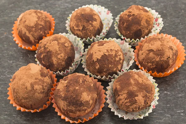 Шоколадные шарики трюфели с ромом и изюмом — стоковое фото