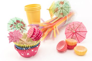 Beyaz bir arka plan üzerinde parti aksesuarları