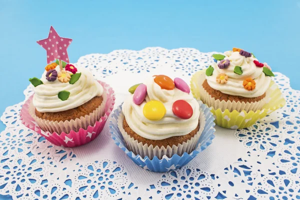 Cupcakes d'anniversaire sur dentelle de papier — Photo