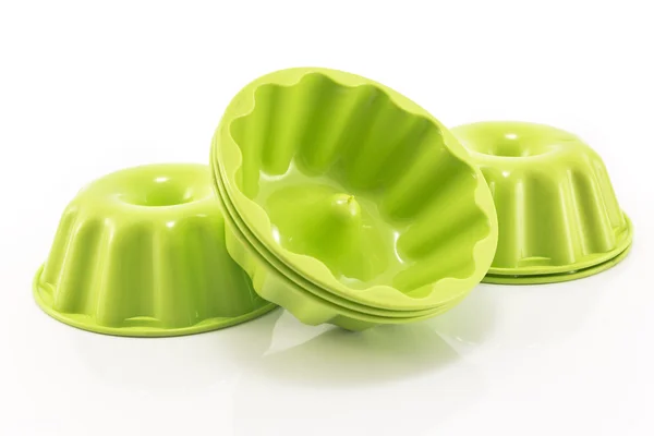 Puding kalıpları üzerinde beyaz izole
