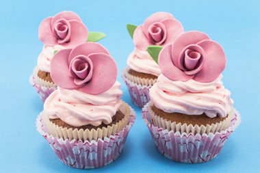 Mavi bir arka plan üzerinde Vintage Top kek