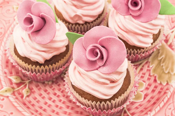 Cupcakes vintage un plateau antique — Photo