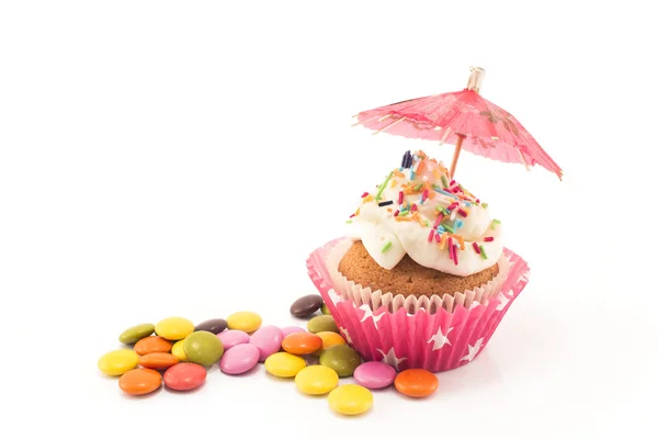 Cupcake décoré avec parapluie en papier — Photo