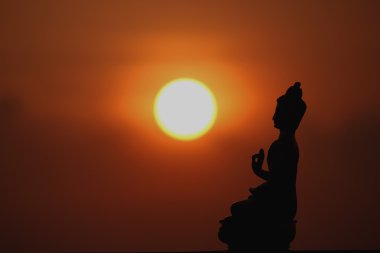 Lord Buddha heykeli gün batımında